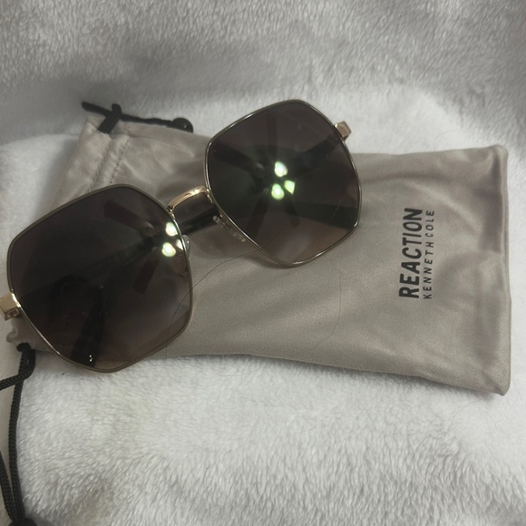 Kenneth Cole Reaction Gold and Black Sunglasses - Picture 1 of 4